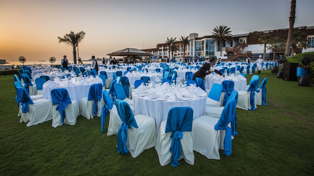 Dubai Marine Beach Resort & Spa — Restaurant & bars in Dubai