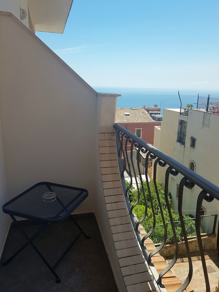 Hotel Vello d'Oro — Hotel rooms in Taormina, Sicily