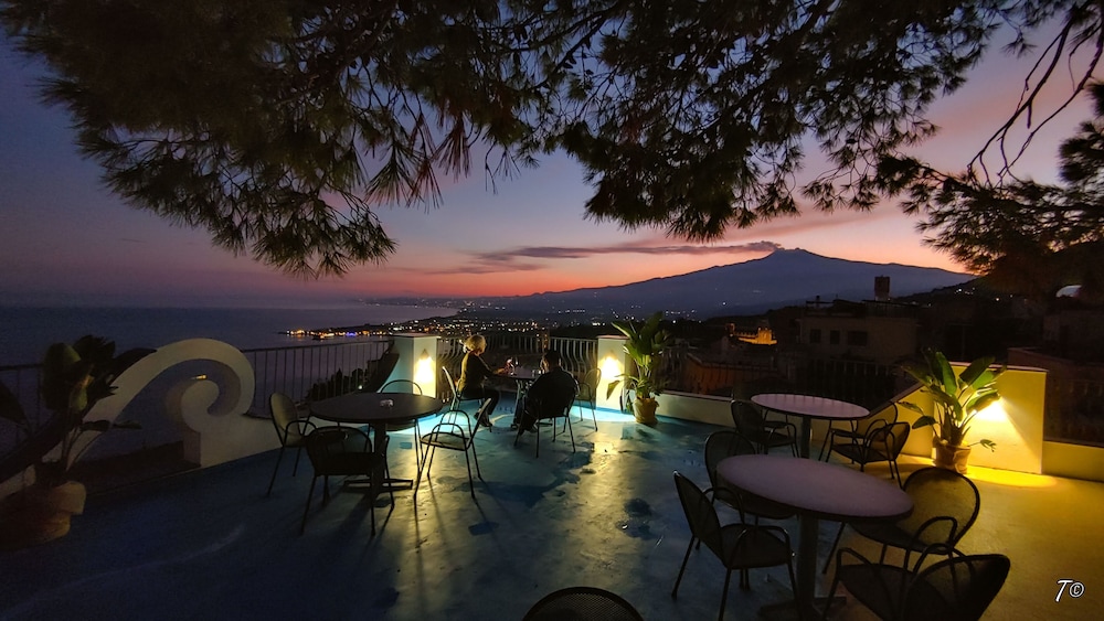 Hotel Vello d'Oro — Restaurant & bars in Taormina, Sicily