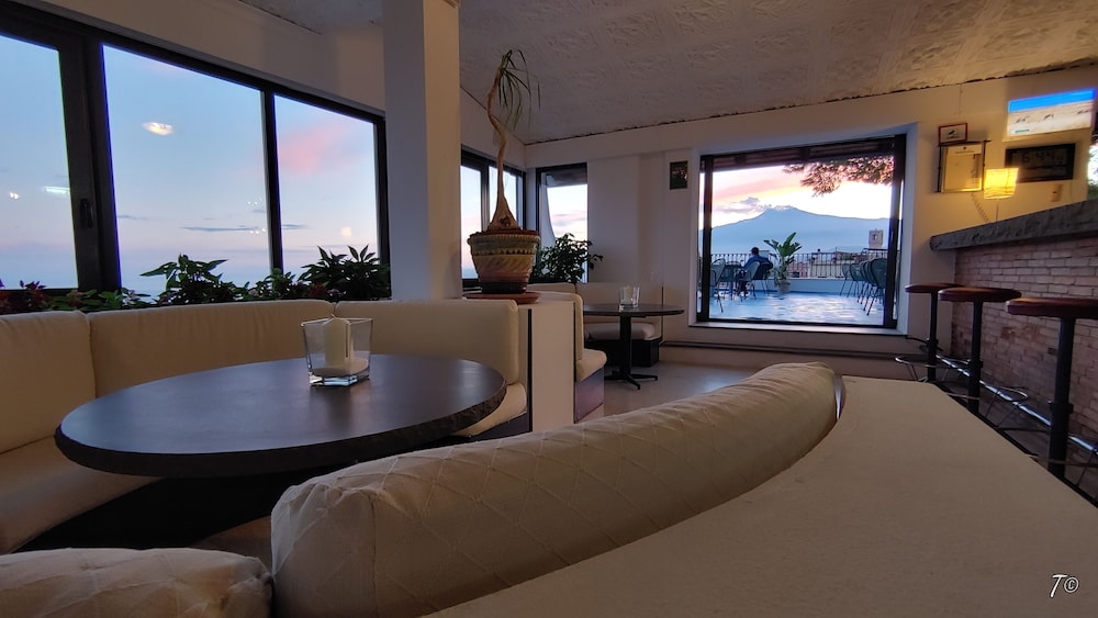 Hotel Vello d'Oro — Hotel rooms in Taormina, Sicily