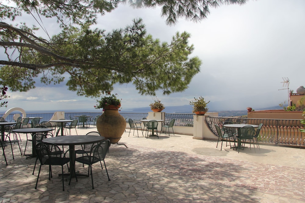 Hotel Vello d'Oro — Restaurant & bars in Taormina, Sicily