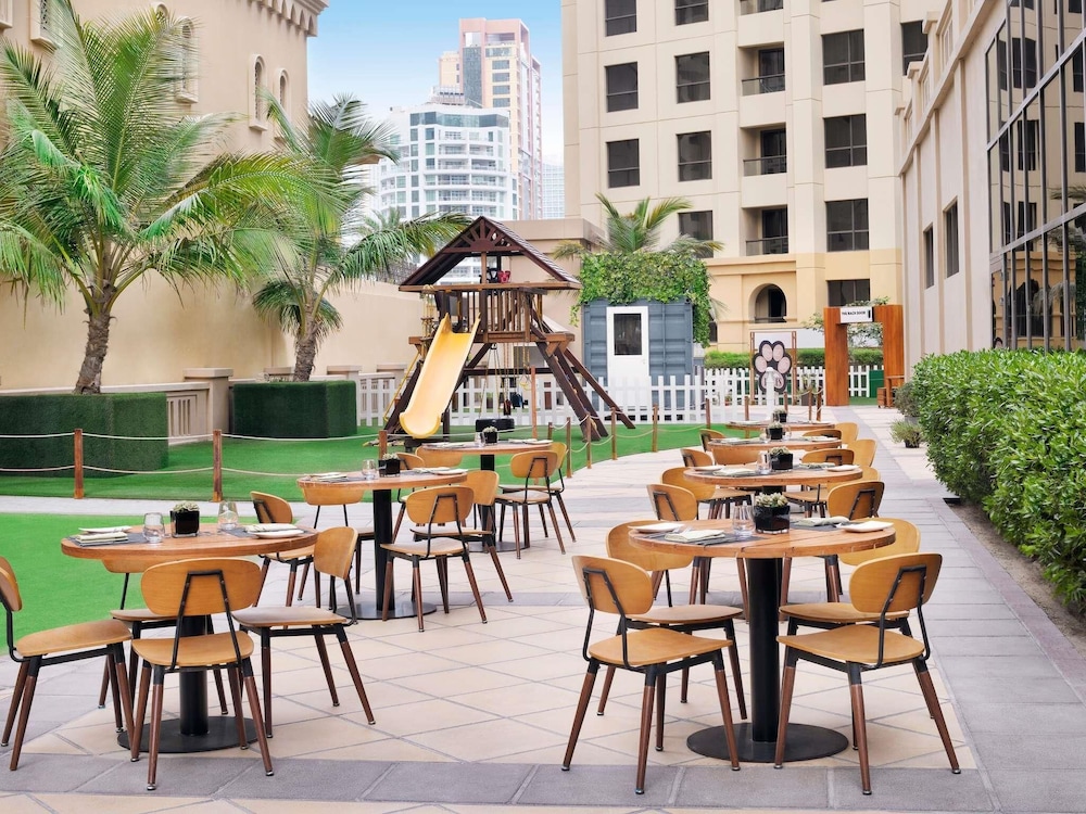 Mövenpick Hotel Jumeirah Beach — Restaurant & bars in Dubai