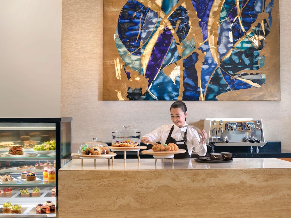 Mövenpick Hotel Jumeirah Beach — Restaurant & bars in Dubai