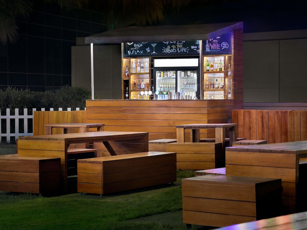Mövenpick Hotel Jumeirah Beach — Restaurant & bars in Dubai
