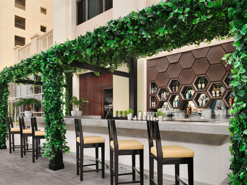 Mövenpick Hotel Jumeirah Beach — Restaurant & bars in Dubai