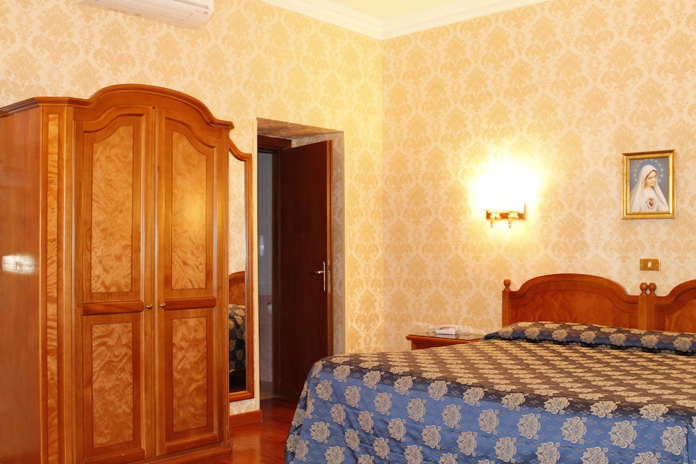 Pace Helvezia — Hotel rooms in Rome, Lazio