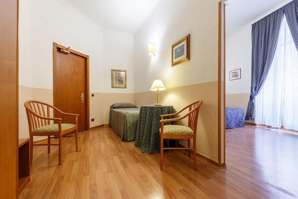 Hotel Paris — Hotel rooms in Rome, Lazio