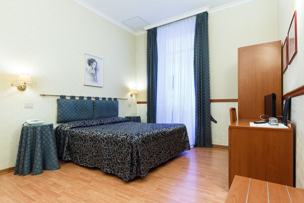 Hotel Paris — Hotel rooms in Rome, Lazio