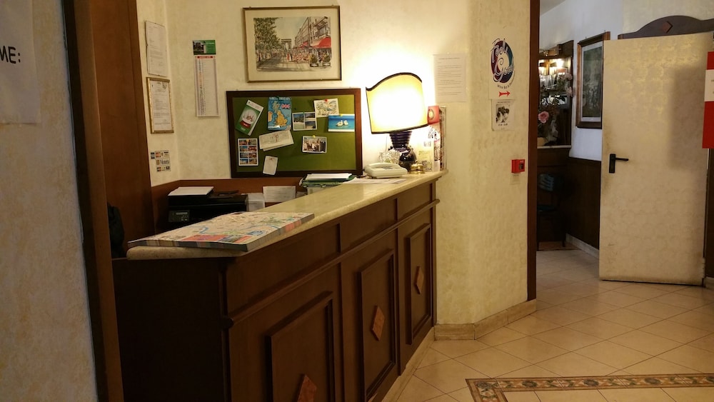 Hotel Paris — Hotel building in Rome, Lazio