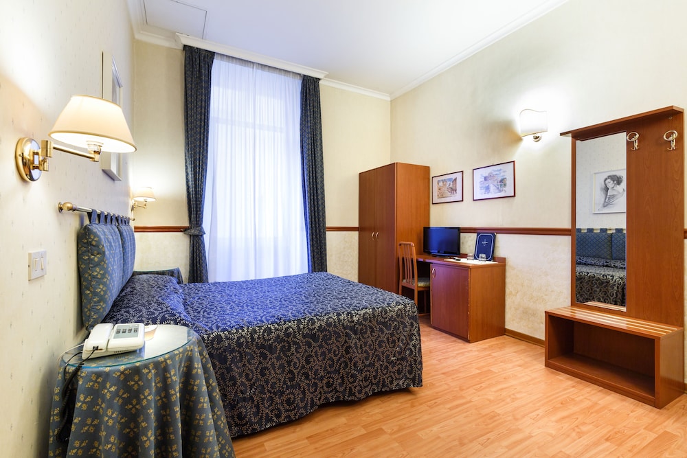 Hotel Paris — Hotel rooms in Rome, Lazio