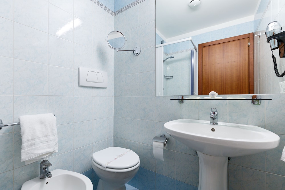 Hotel Paris — Hotel rooms in Rome, Lazio