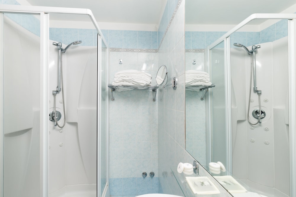 Hotel Paris — Hotel rooms in Rome, Lazio