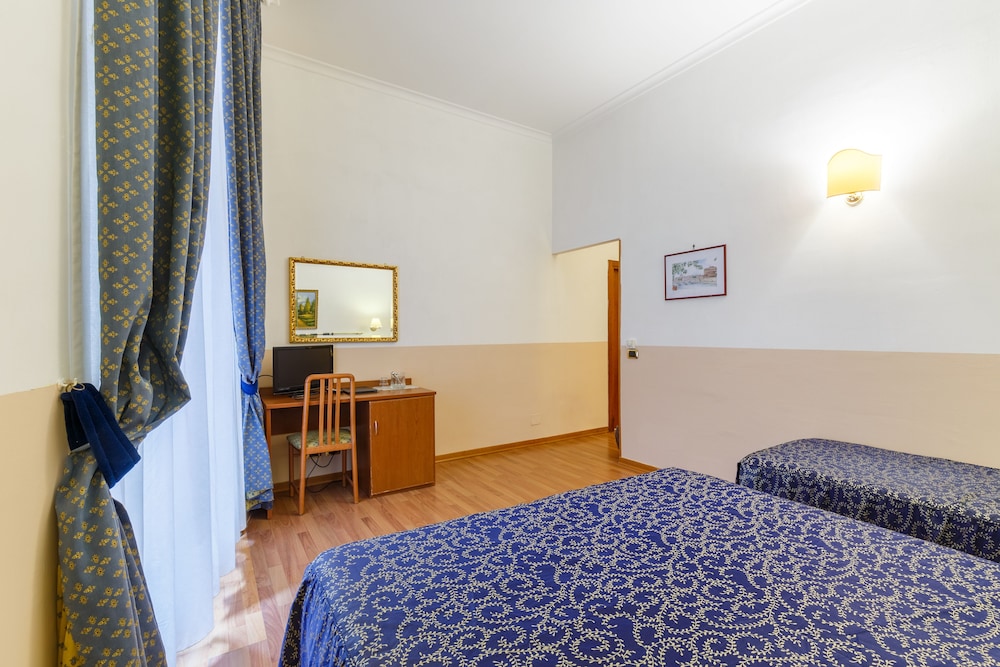 Hotel Paris — Hotel rooms in Rome, Lazio