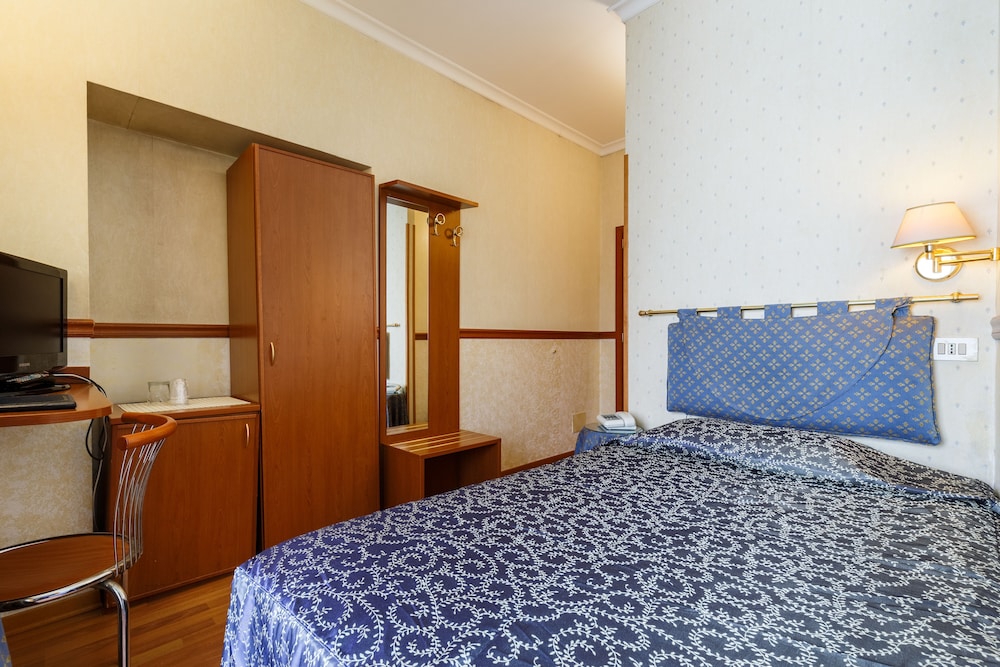 Hotel Paris — Hotel rooms in Rome, Lazio