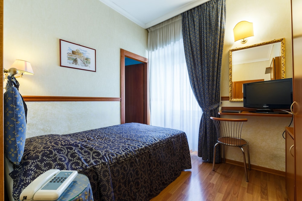 Hotel Paris — Hotel rooms in Rome, Lazio