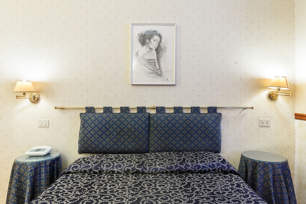 Hotel Paris — Hotel rooms in Rome, Lazio