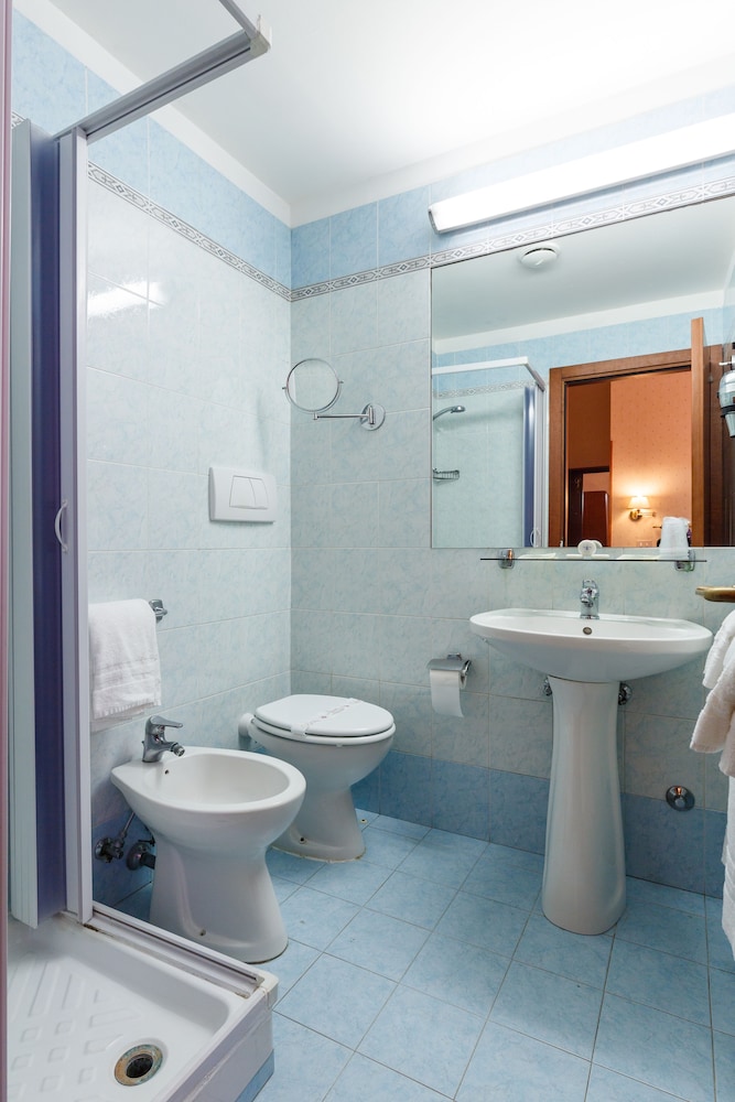 Hotel Paris — Hotel rooms in Rome, Lazio