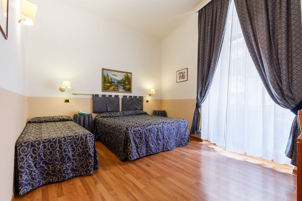 Hotel Paris — Hotel rooms in Rome, Lazio