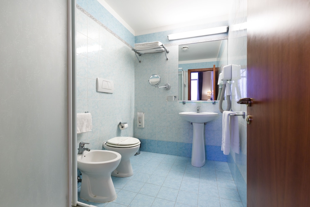 Hotel Paris — Hotel rooms in Rome, Lazio