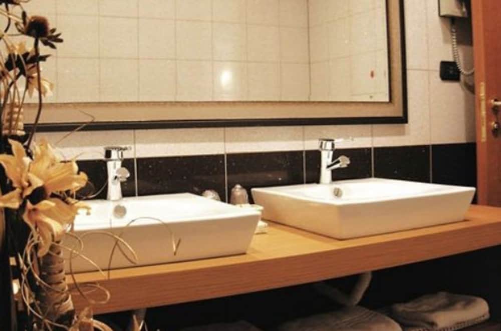 Hotel Piemonte — Hotel rooms in Rome, Lazio
