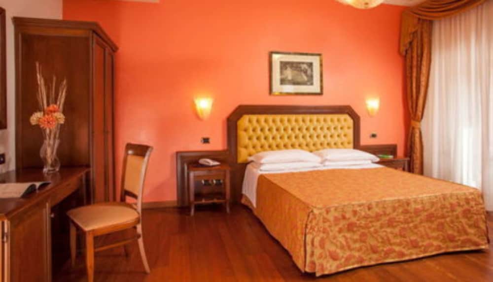 Hotel Piemonte — Hotel rooms in Rome, Lazio