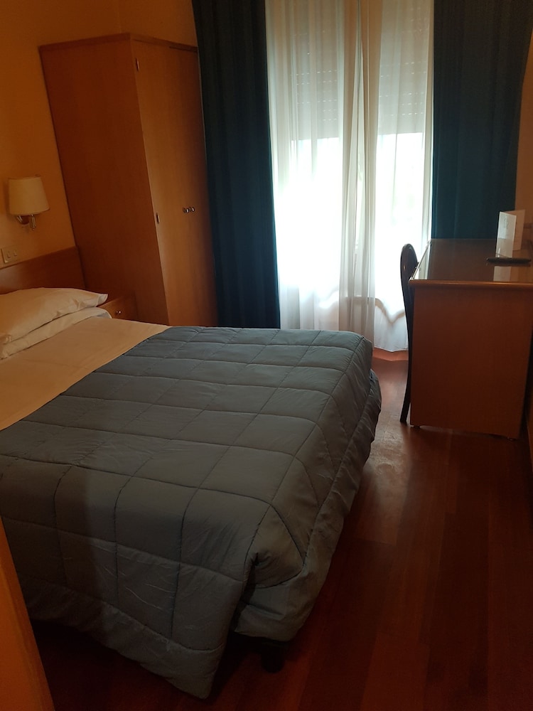 Hotel Piemonte — Hotel rooms in Rome, Lazio