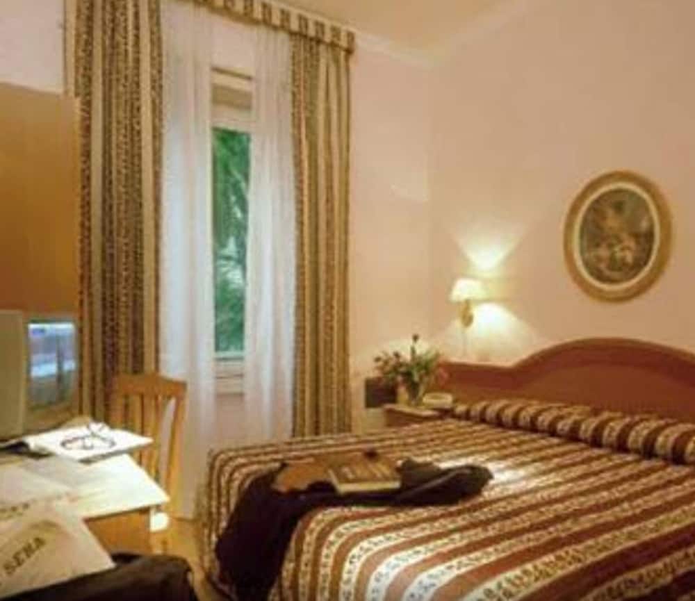 Hotel Piemonte — Hotel rooms in Rome, Lazio