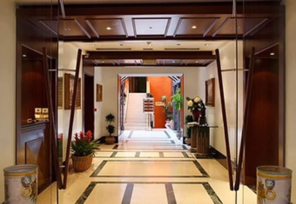 Hotel Ponte Sisto — Hotel building in Rome, Lazio