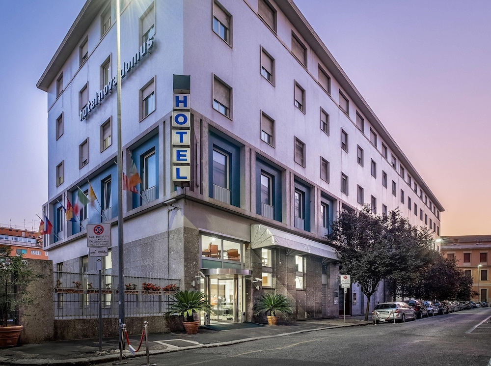 Quality Hotel Nova Domus — Hotel building in Rome, Lazio
