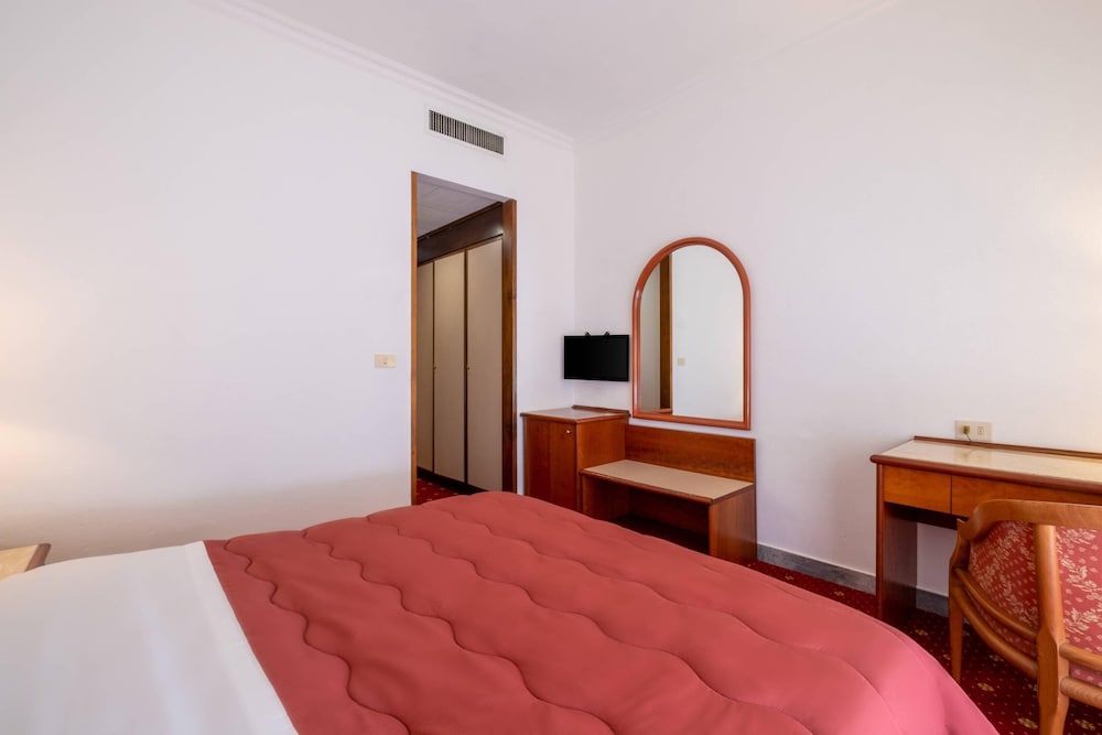 Quality Hotel Nova Domus — Hotel rooms in Rome, Lazio