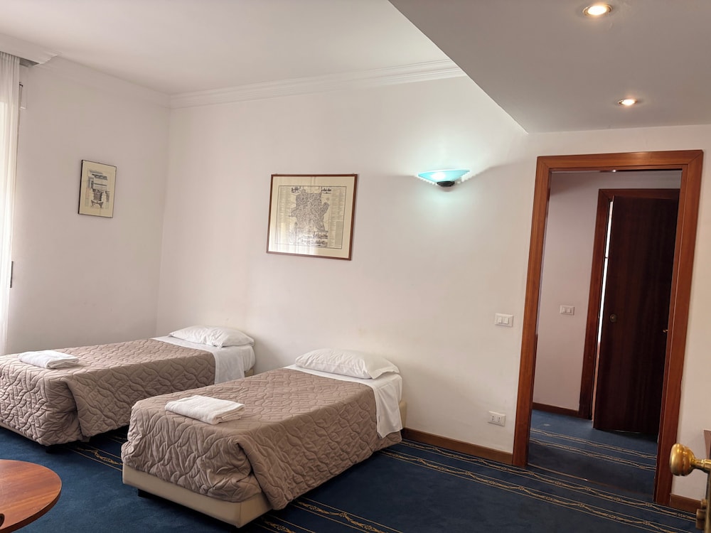 Quality Hotel Nova Domus — Hotel rooms in Rome, Lazio