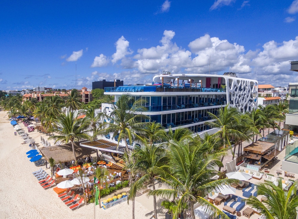 The Carmen Hotel - Ocean Front — Hotel building in Playa del Carmen, Quintana Roo