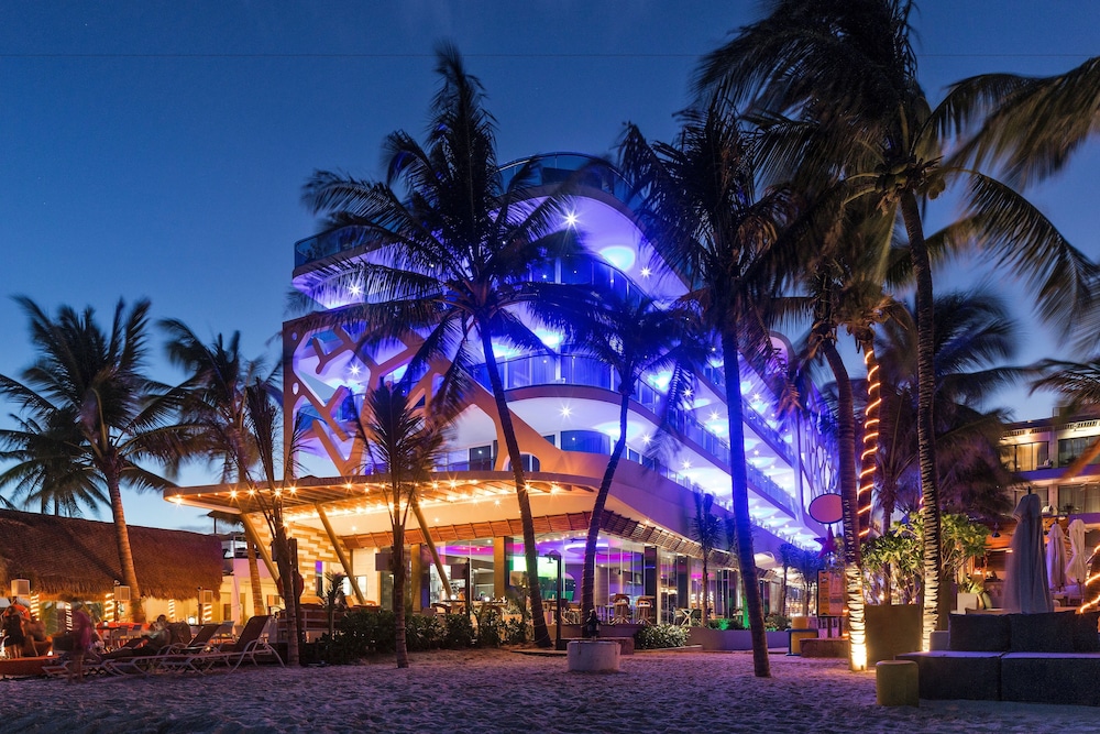 The Carmen Hotel - Ocean Front — Hotel building in Playa del Carmen, Quintana Roo
