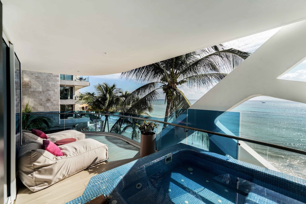 The Carmen Hotel - Ocean Front — Hotel building in Playa del Carmen, Quintana Roo
