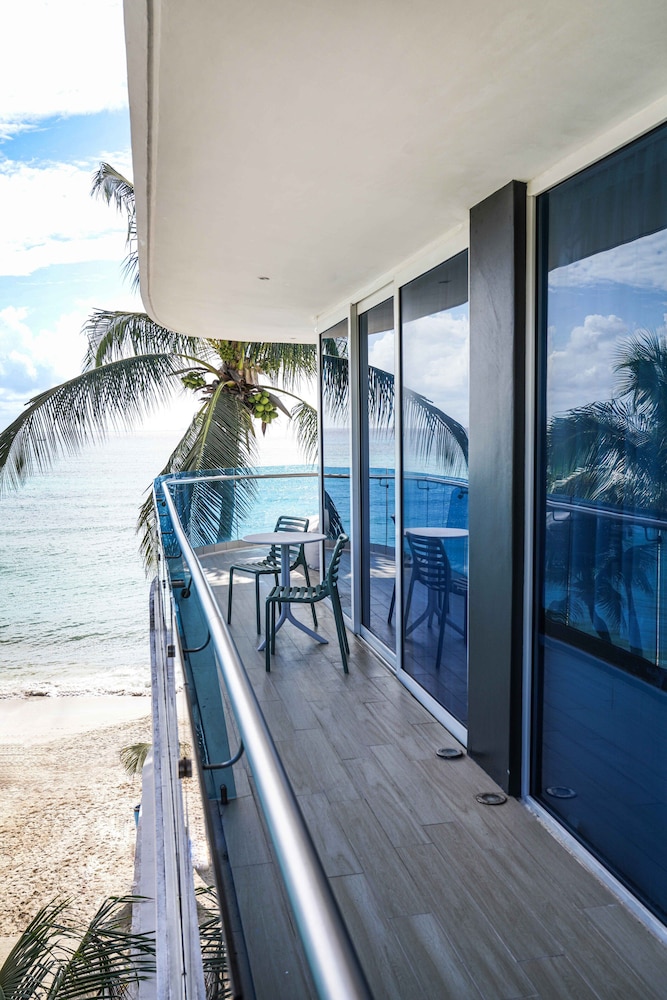 The Carmen Hotel - Ocean Front — Hotel building in Playa del Carmen, Quintana Roo