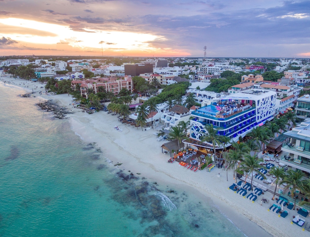 The Carmen Hotel - Ocean Front — Hotel building in Playa del Carmen, Quintana Roo