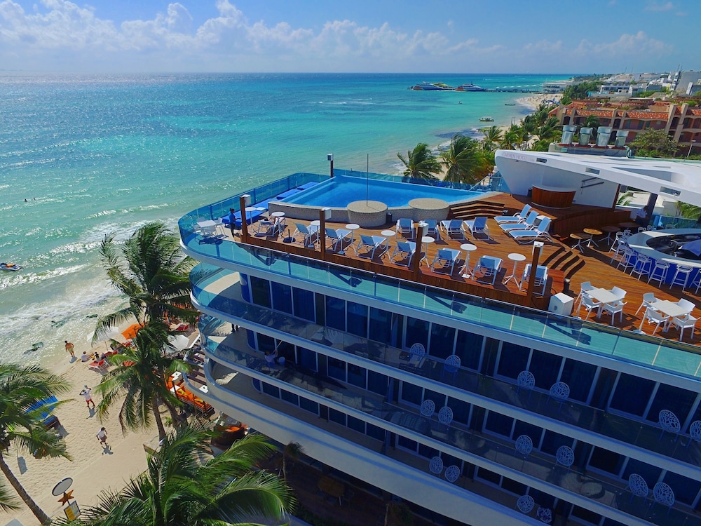 The Carmen Hotel - Ocean Front — Hotel building in Playa del Carmen, Quintana Roo