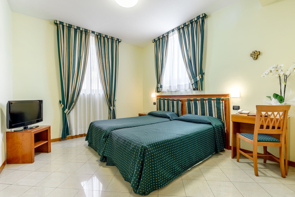 Residenza Paolo VI — Hotel rooms in Rome, Lazio