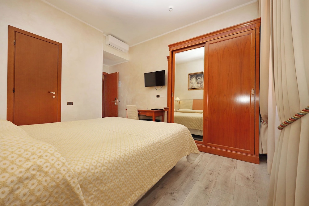 Hotel Rimini — Hotel rooms in Rome, Lazio