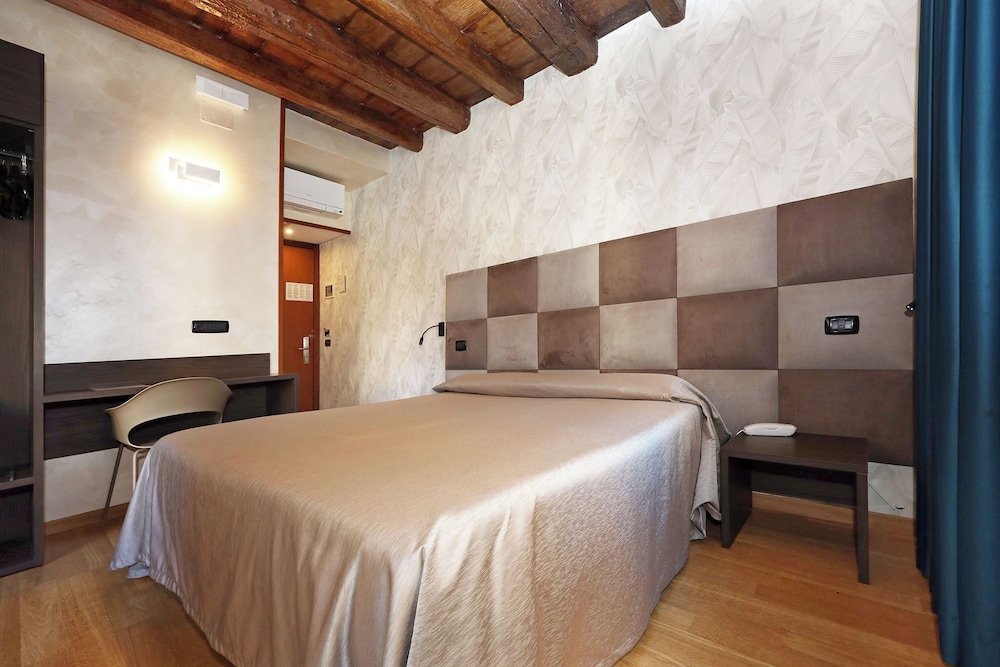 Hotel Rimini — Hotel rooms in Rome, Lazio