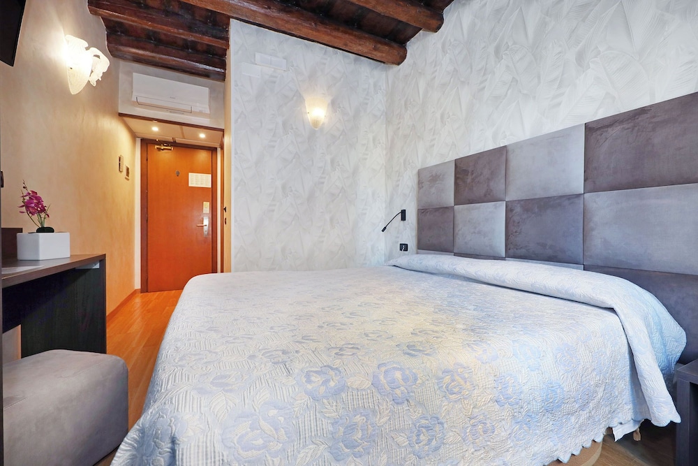 Hotel Rimini — Hotel rooms in Rome, Lazio