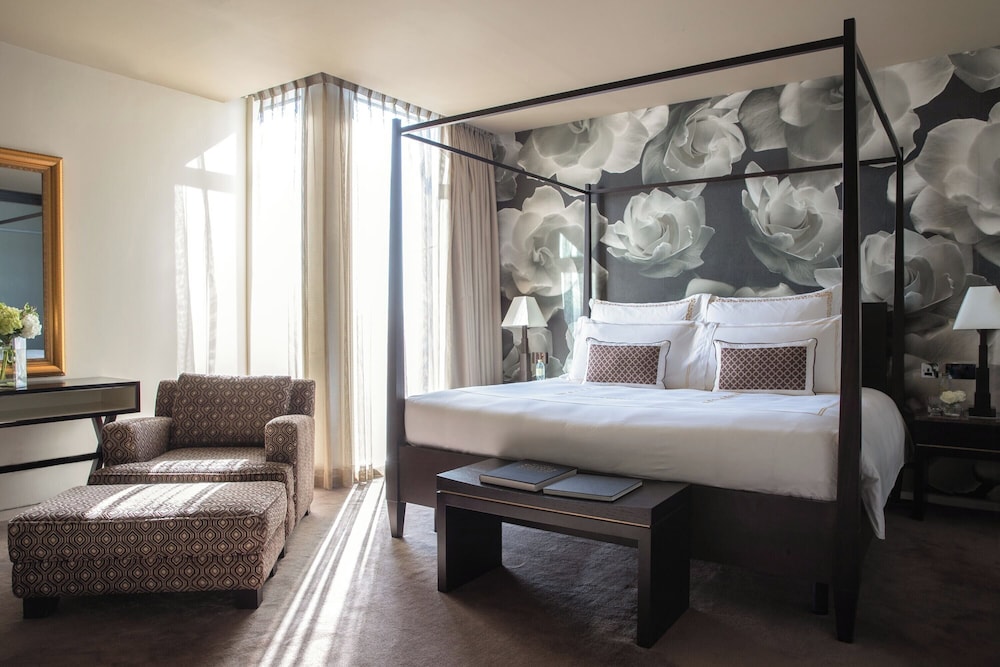 Jumeirah Emirates Towers Dubai — Hotel rooms in Dubai