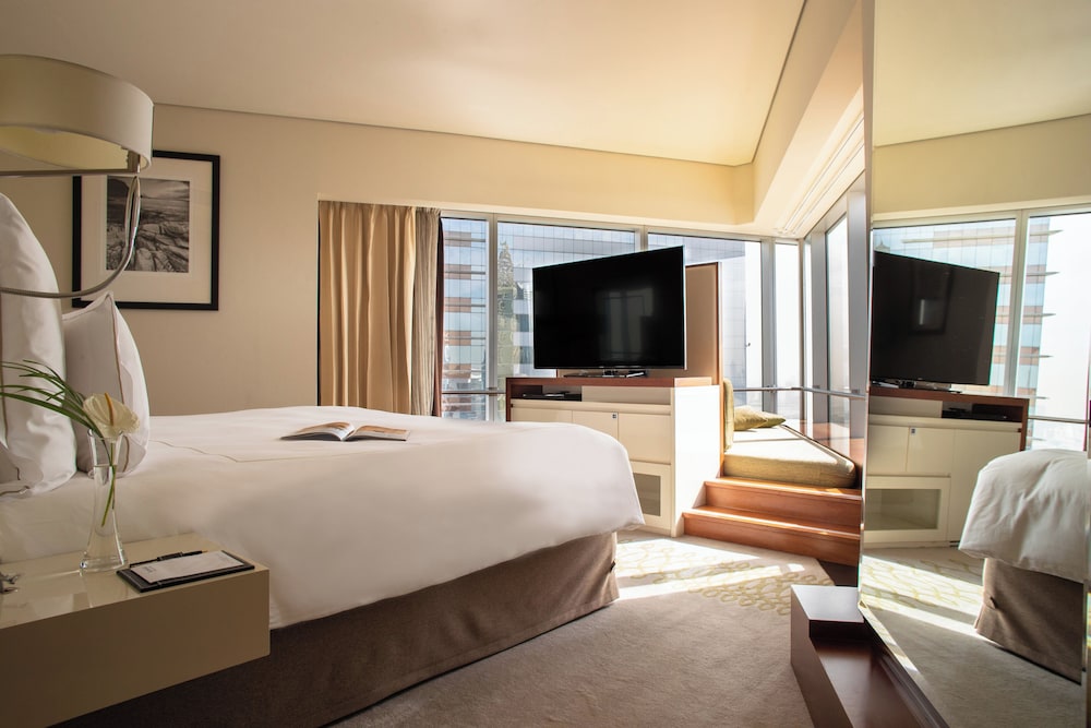 Jumeirah Emirates Towers Dubai — Hotel rooms in Dubai