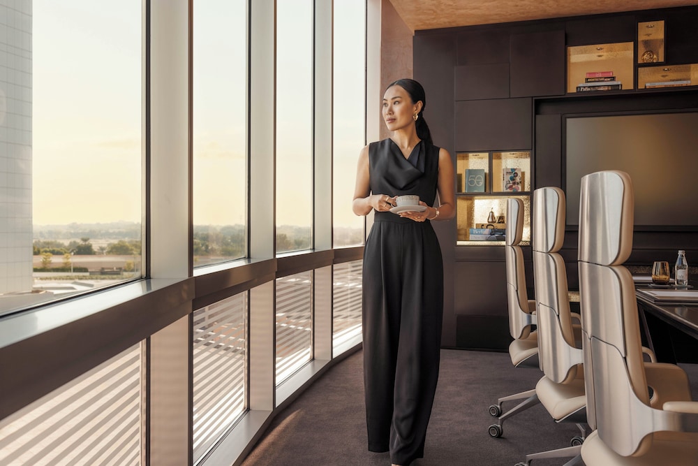 Jumeirah Emirates Towers Dubai — Hotel building in Dubai