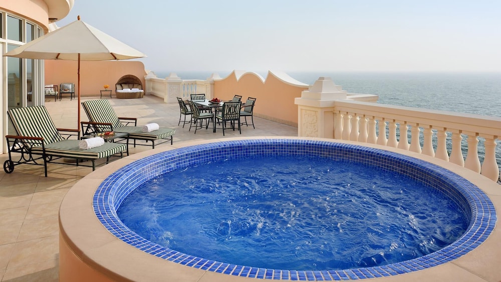 Kempinski Hotel Palm Jumeirah — Swimming pool in Dubai