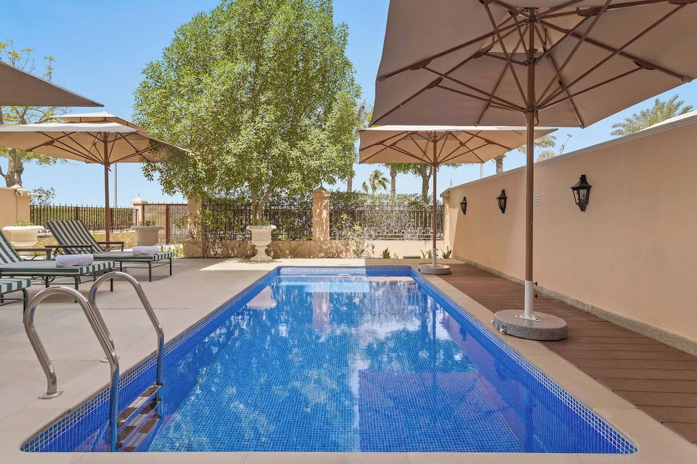 Kempinski Hotel Palm Jumeirah — Swimming pool in Dubai