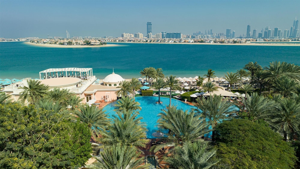 Kempinski Hotel Palm Jumeirah — Swimming pool in Dubai