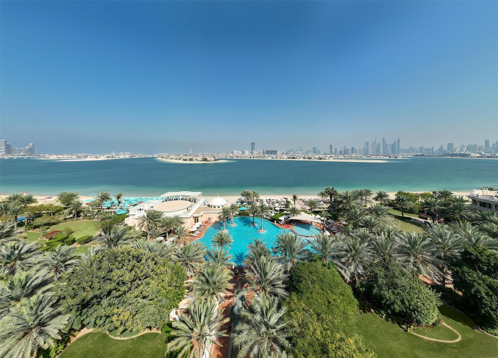 Kempinski Hotel Palm Jumeirah — Swimming pool in Dubai