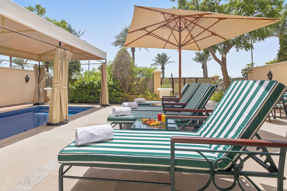 Kempinski Hotel Palm Jumeirah — Swimming pool in Dubai