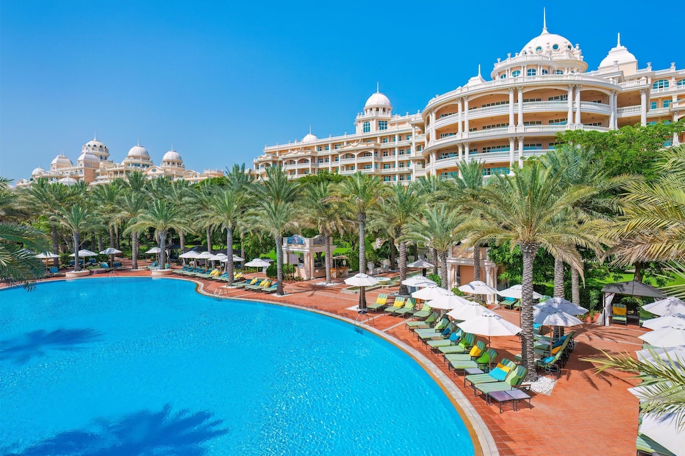 Kempinski Hotel Palm Jumeirah — Swimming pool in Dubai